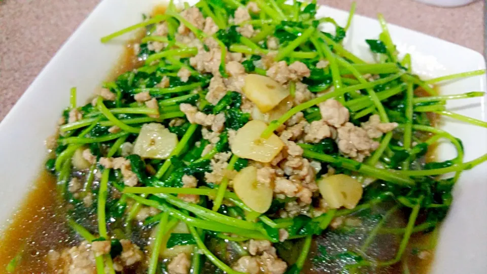 Stir fry dou miao with garlic and minced pork|🌷lynnlicious🌷さん