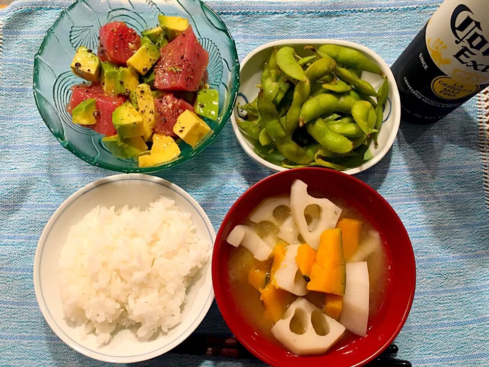 Snapdishの料理写真:夜ごはん。アボカドマグロ。レンコンとかぼちゃとニンニクすりおろしお味噌汁|バナナ子さん