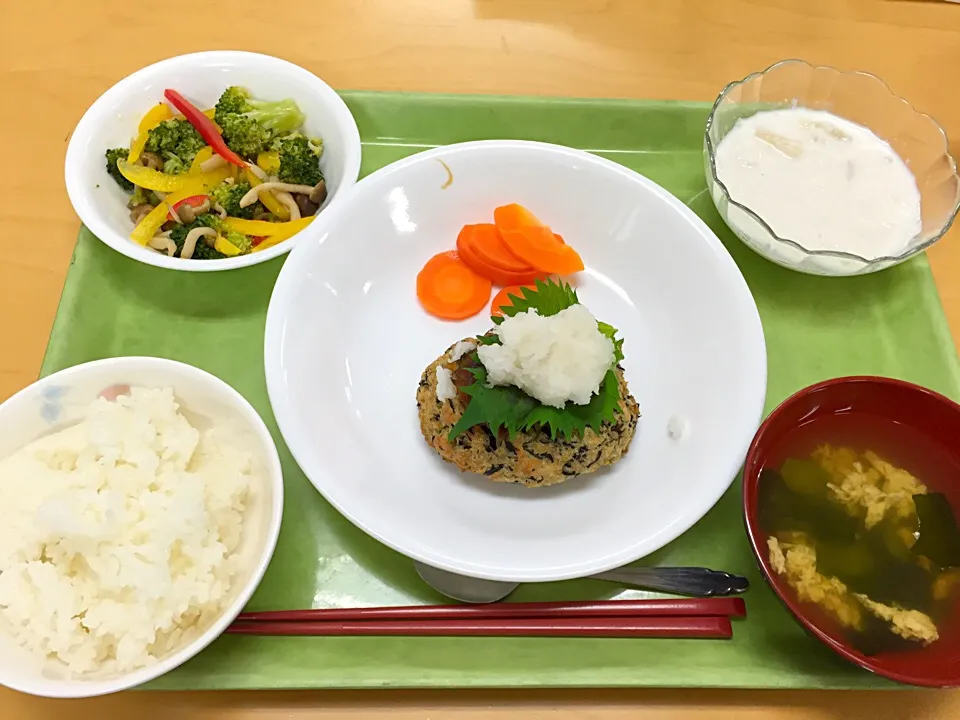 Snapdishの料理写真:白飯、ひじきの豆腐ハンバーグ、きぬさやと卵のお吸い物、しめじとブロッコリーのサラダ、牛乳寒天|くぽさん