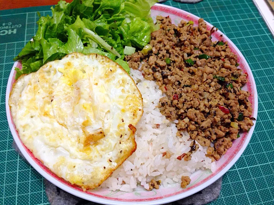 Snapdishの料理写真:Thai style pork stir fry with rice and lettuce and fried egg on top|Emmaさん