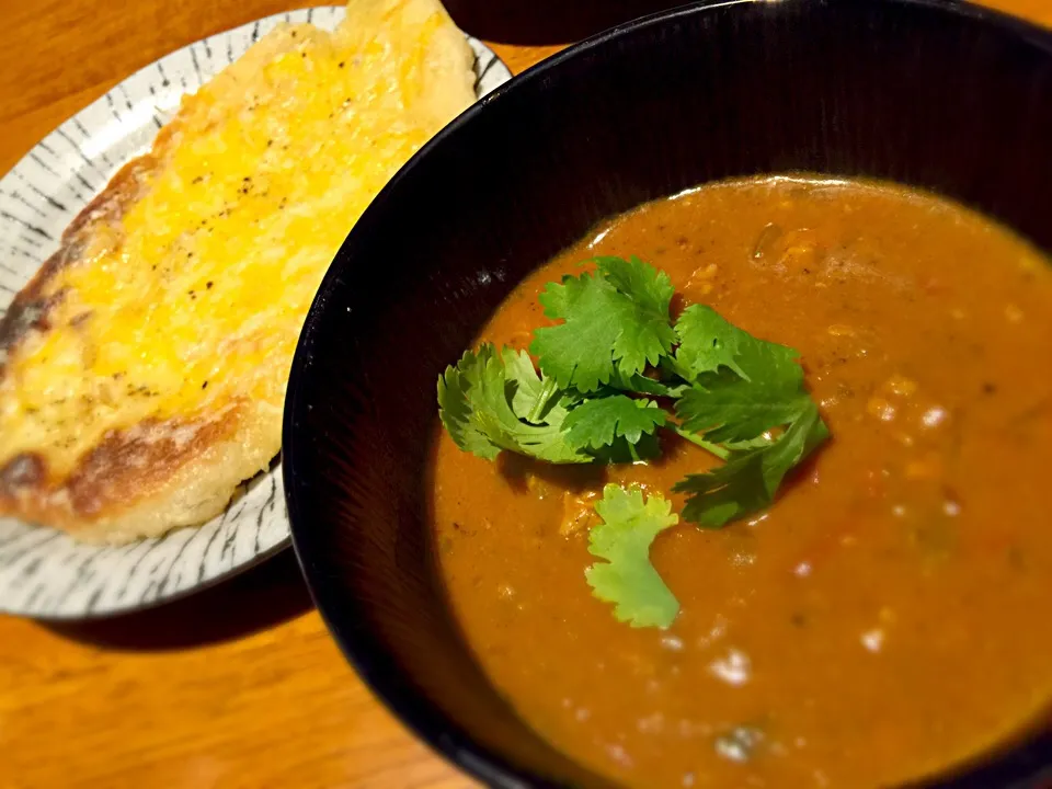 Butter chicken curry and garlic cheese naan.
バターチキンカレーとガーリックチーズナン。|Sayaka Jinsenji Huletteさん