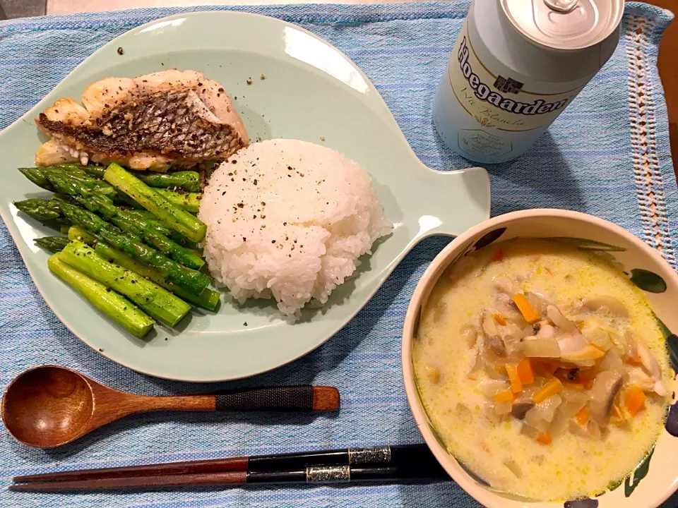 鯛の白ワイン蒸し焼きのアスパラ添え。豆乳クラムチャウダー。|バナナ子さん