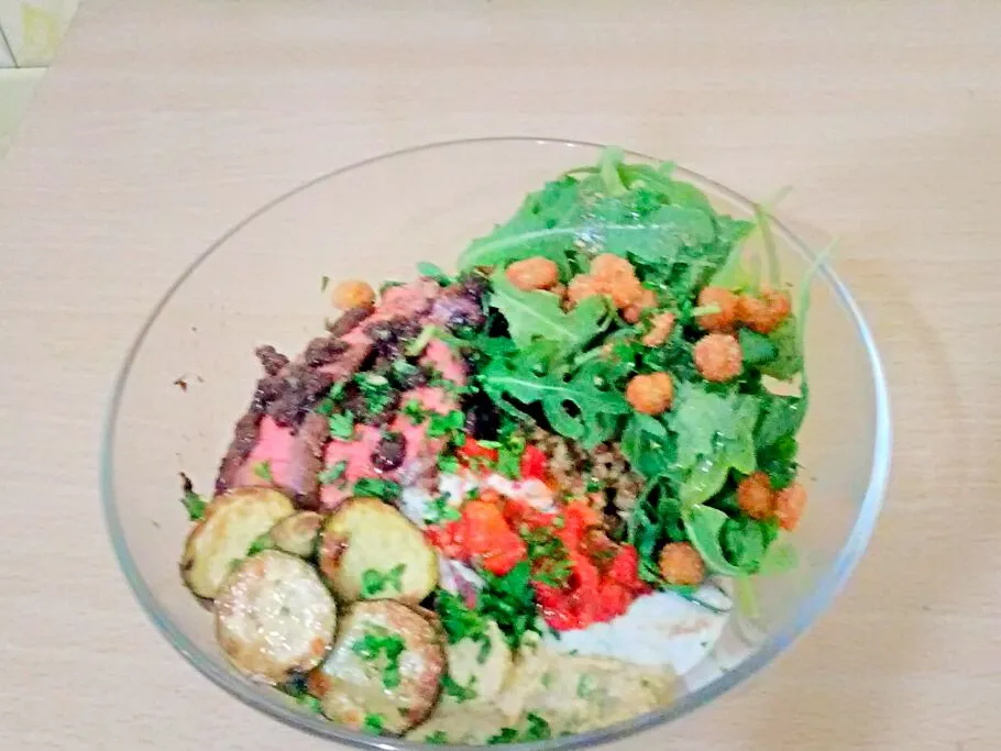 Steak Bowl with Bulgur Pilaf, Sautéed Zucchini, Arugula Salad and Crispy Chickpeas, Hummus, Tzatziki, and Roasted Red Pepper Salsa.|bethさん