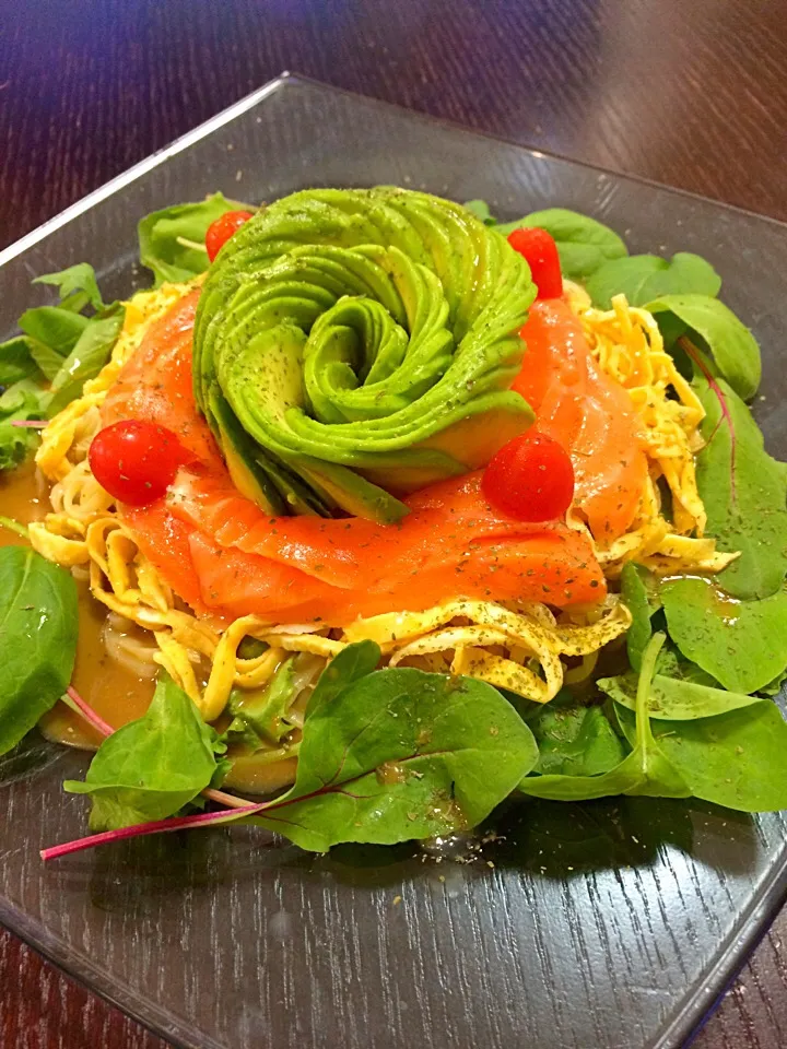 アボカドローズとサーモンの冷やし麺|ともさん