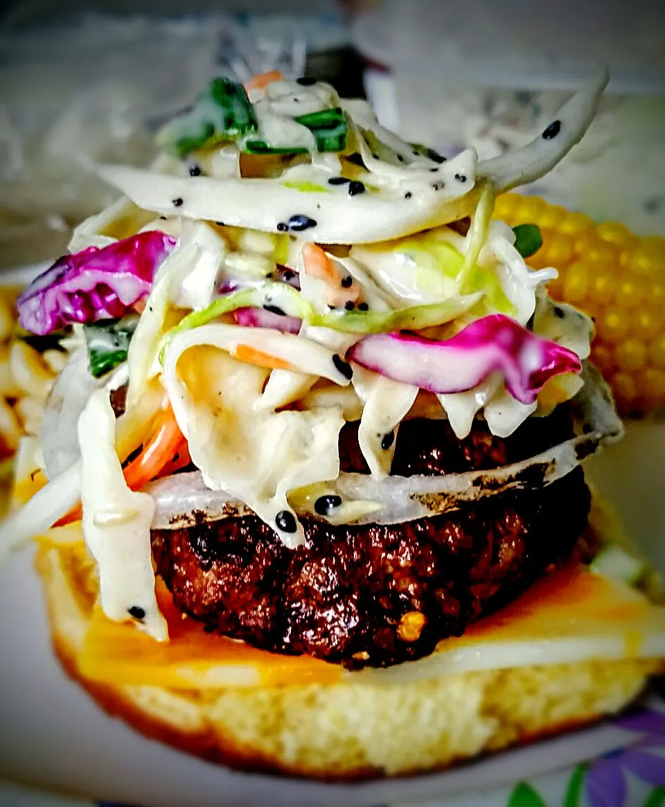 Hot juicy burger off the grill, topped with crispy  creamy coldslaw.  Perfect for Saturday night dinner on the balcony  (*_^)!|Jihollandさん