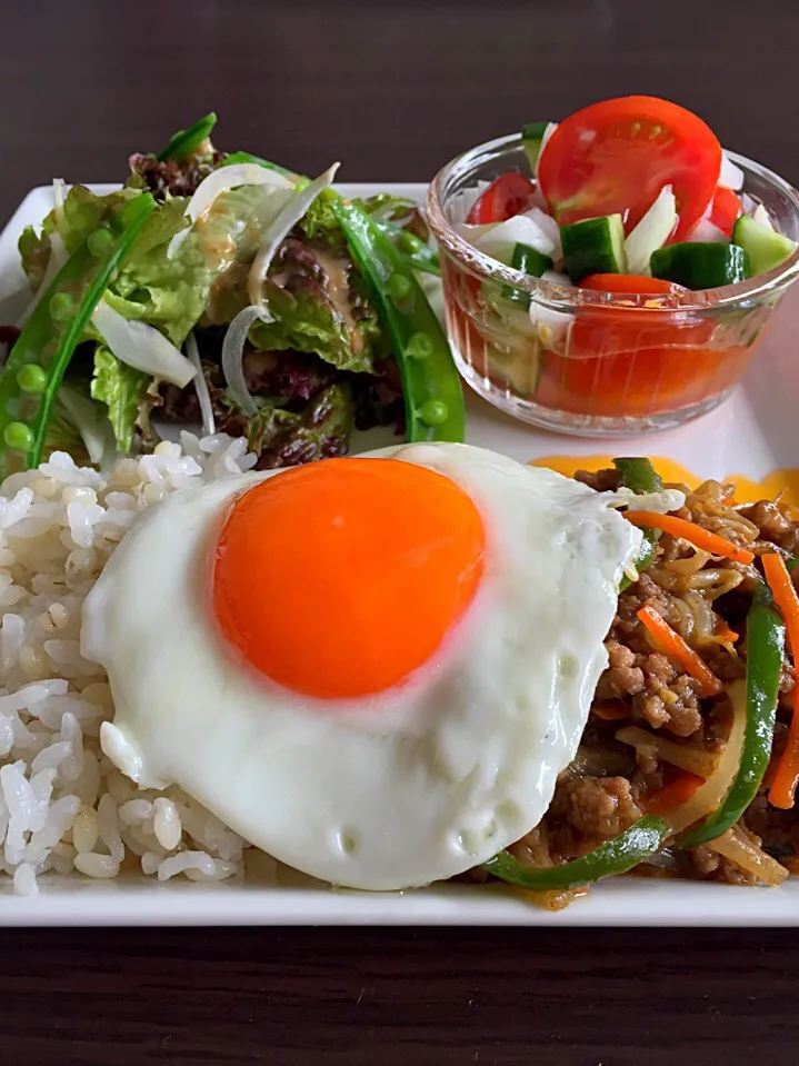 ⭐️豚ひき肉と野菜のピリ辛味噌炒めごはん
⭐️ミニトマトのマリネサラダ
⭐️野菜サラダ 胡麻ドレッシング|よっちぃさん