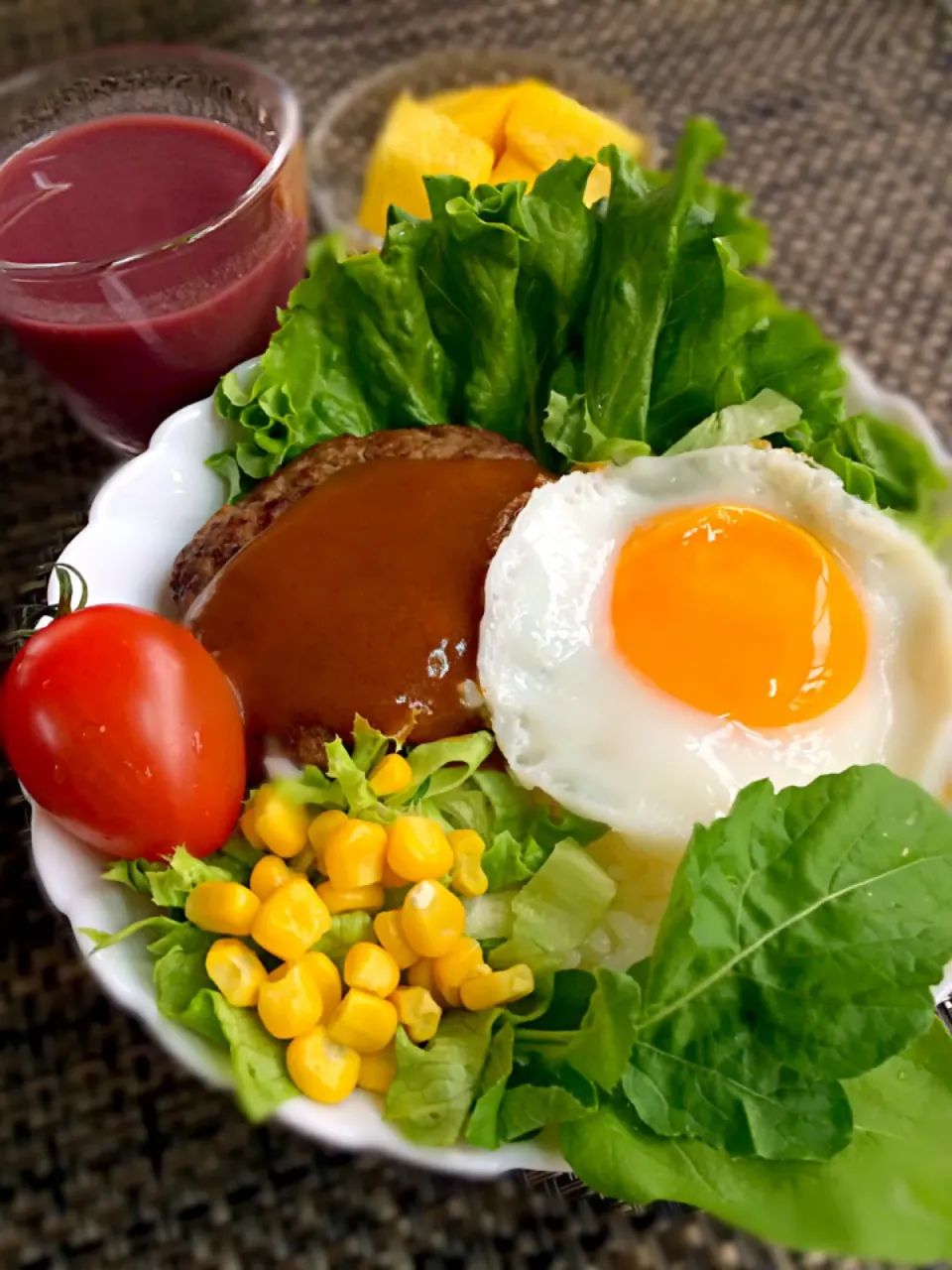 おうちロコモコ丼♪ グレイビーソースGJ👍🏻あっついから気分だけでも🌺ワイハー🌺|あまねこ🌿さん