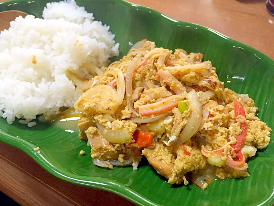 Snapdishの料理写真:いなばのカレー缶とカニカマでプーパッポンカリーもどき|おかえりさん