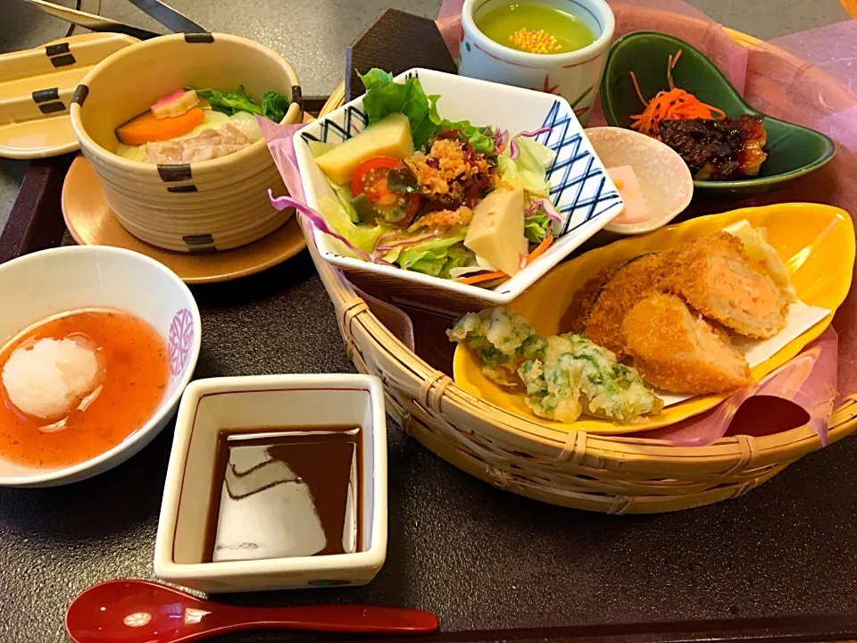 かごの屋＊箱仕立て 春香る小町弁当|はづきさん