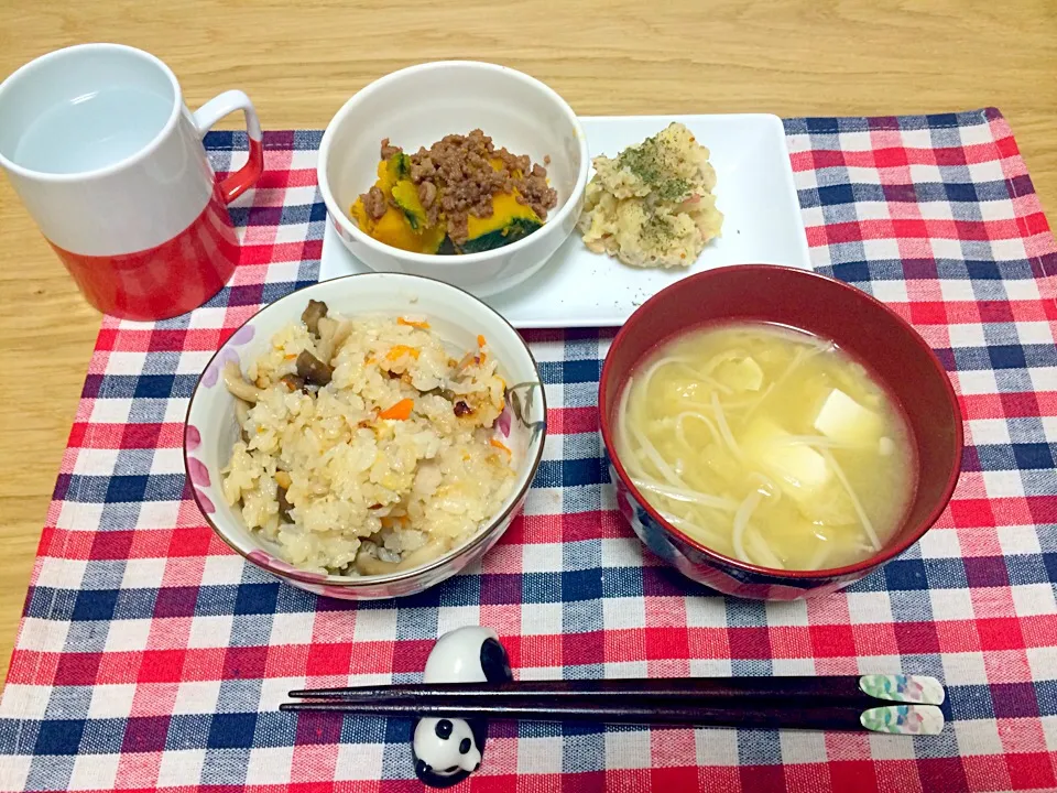 Snapdishの料理写真:★キノコの炊き込みご飯 ★かぼちゃのひき肉あんかけ ★濃厚ポテサラ ★えのきと豆腐とお揚げさんの味噌汁|みゆきさん