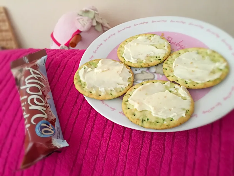 Cream crackers with chive cream cheese|bovis homesさん