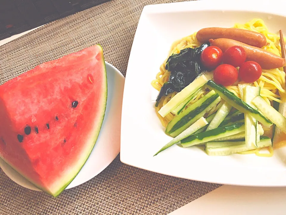 暑い夏を乗り越えるための料理✨
ゴマだれ冷やし中華とスイカ|ふーつんさん