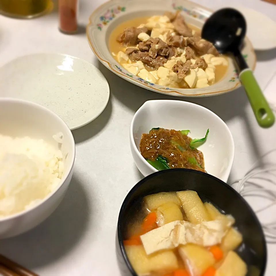 Snapdishの料理写真:・肉豆腐
・チンゲン菜のなめ茸あえ
・人参と油揚げの味噌汁|ちーさん