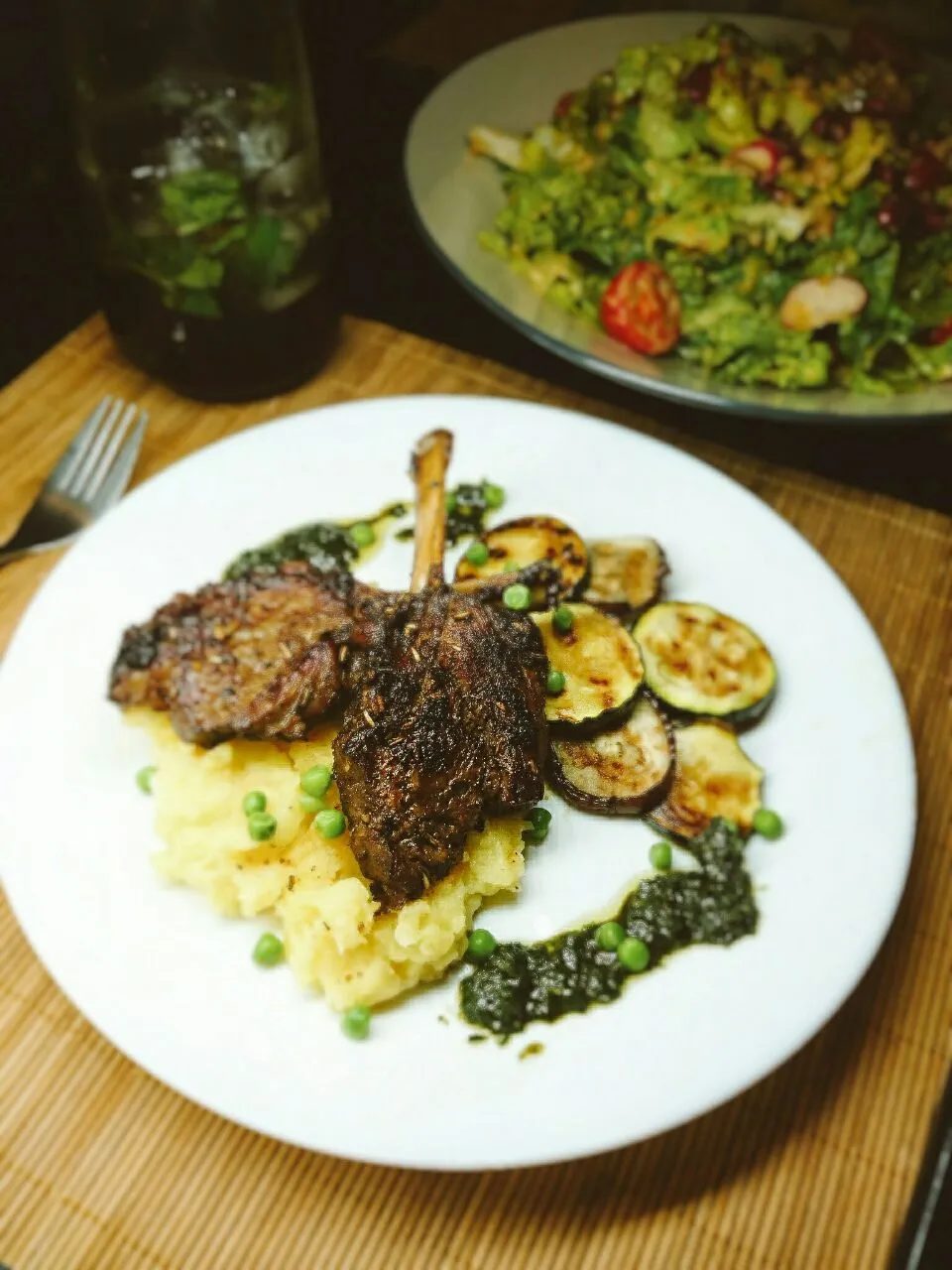 Dinner for 2 tonight-
Black Garlic Lamb Chop with Homemade Mint Sauce
Green Salad with Ginger Salad Dressing
Mojito from my hubby
A lot of Mints in the dinner.
|suki chan duarteさん