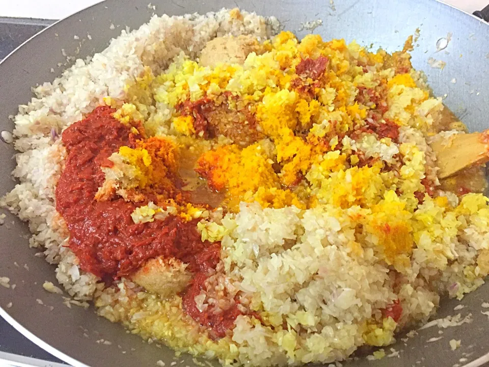 Snapdishの料理写真:Making rendang paste for Raya|Amy Aliyyaさん