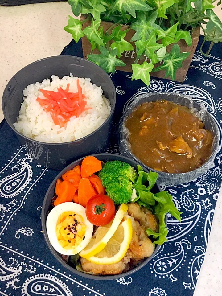 高校男子弁当🍛
✴︎唐揚げ
✴︎人参グラッセ
✴︎ゆで卵
✴︎カレー|emisanさん