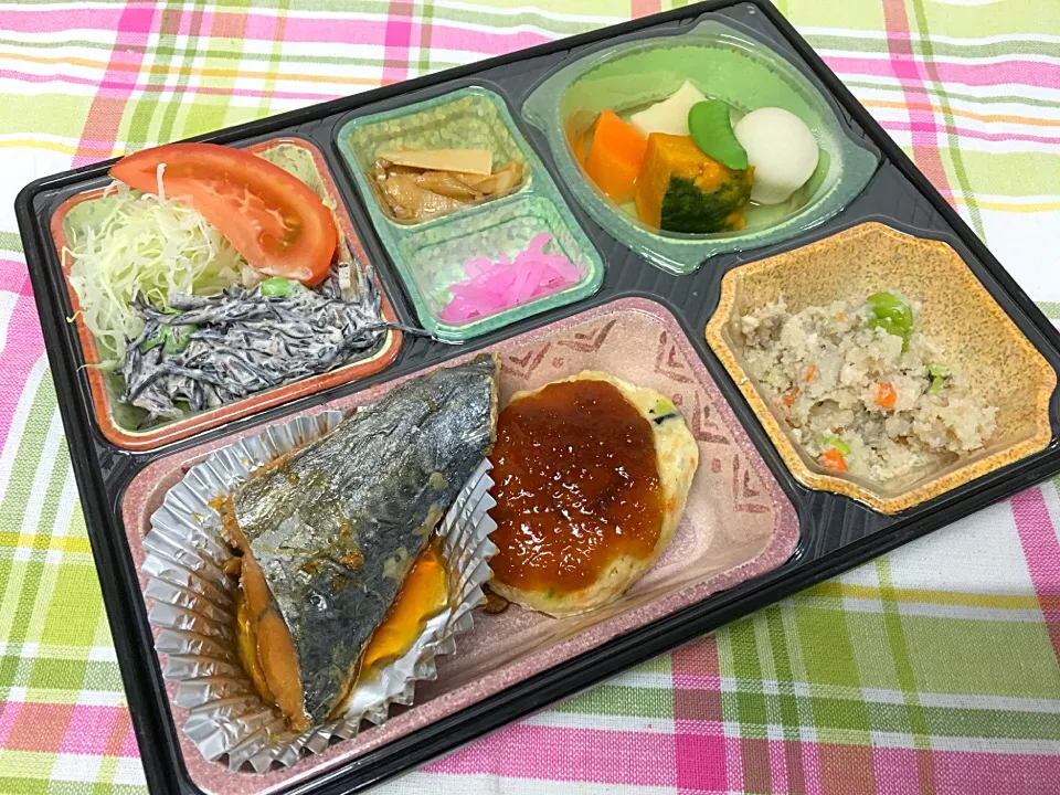 Snapdishの料理写真:豆腐ハンバーグおろしソース 日替わり弁当 豊川市宅配|Naokazu Kuritaさん