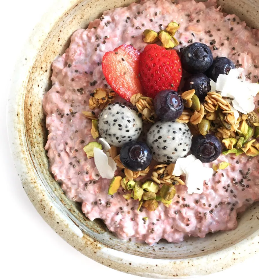 Raspberry oats with granola, fruits, nuts and seeds|coxiella24さん