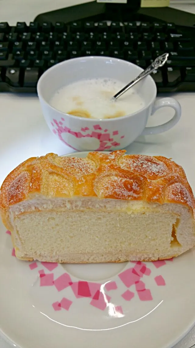 Cheese Bread & Cappuccino 😜 Happy Monday 😸😻 Cappuccino really wakes me up😂|🌷lynnlicious🌷さん