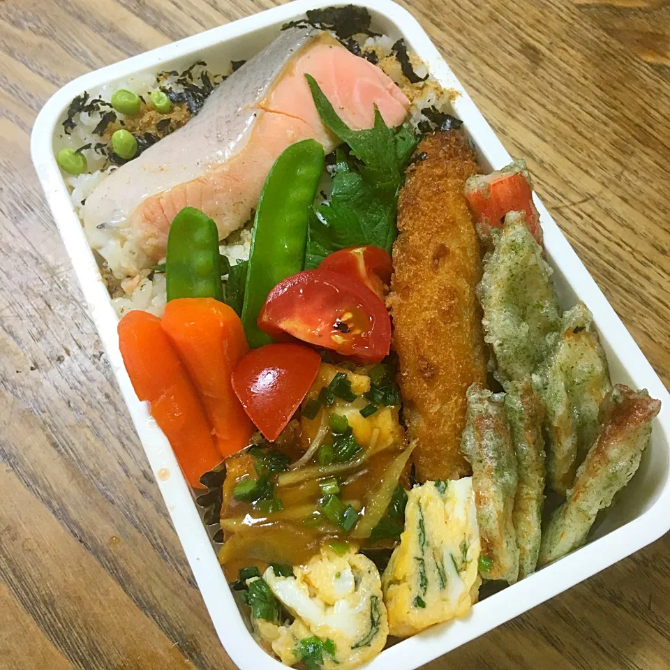 今日のお弁当
・茹鮭
・竹輪とカニカマの磯辺揚げ
・三つ葉入り出汁巻き
・タラフライ
・厚揚げの生姜煮|akiさん