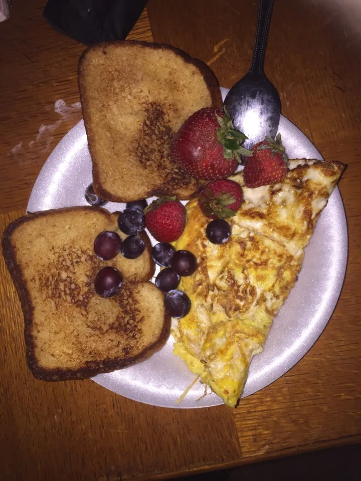 Scrambled eggs, buttered wheat toast & fruit.|Richard Thompsonさん