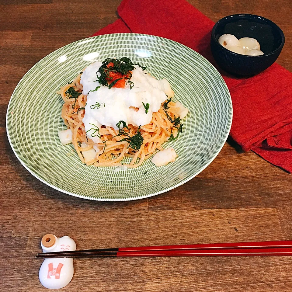 お昼ごはん。いかと明太子のパスタ。とろろと大葉のせ。ライチ。|yukko7740さん