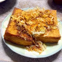 Snapdishの料理写真:呑み屋の「お約束」メニューの厚揚げ焼きです。行きつけの滝野川6丁目にある居酒屋屋さんの「しめちこちゃん」の厚揚げ焼きの旨さに感激。
以来、好物になりました。|Kuniyuki  Nagaiさん