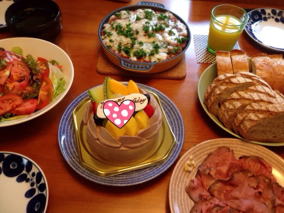 Snapdishの料理写真:6/12 娘のお誕生日ランチ♪  ポテトミートグラタン ローストビーフ サラダ キハチのケーキ|ikukoさん