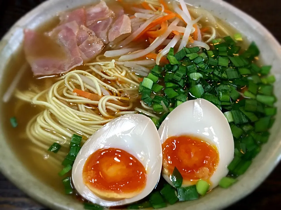 また昼、麺類が続きます。
  ニララーメンに煮卵添えて
  (マルタイ棒ラーメン)|muutさん