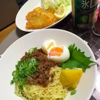 Snapdishの料理写真:お休みの日の遅いお昼、広島名物の汁なし担々麺とお魚のフライ。シャルドネ風味の氷結もいい感じ。|あゆさん