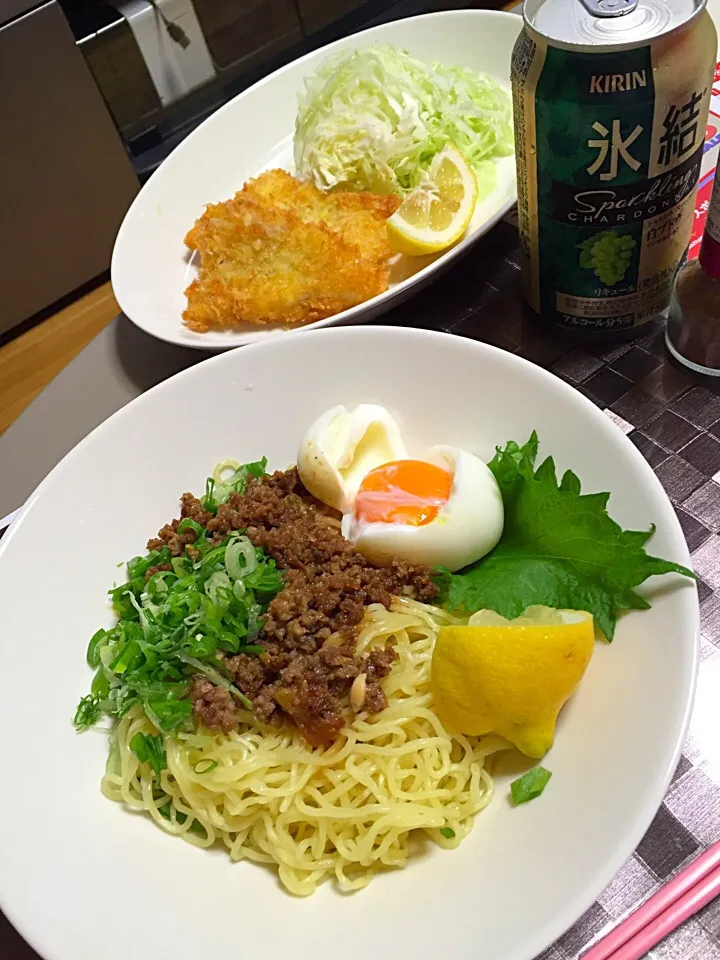 お休みの日の遅いお昼、広島名物の汁なし担々麺とお魚のフライ。シャルドネ風味の氷結もいい感じ。|あゆさん