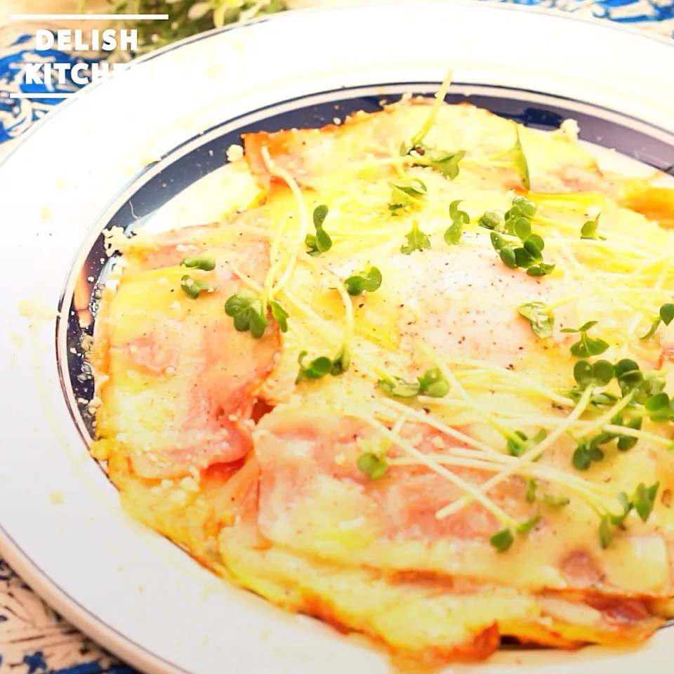 フライパン1つで出来る！じゃがたまピザ作り方　｜　How to make Potato Egg Pizza with a Pan|DELISH KITCHENさん