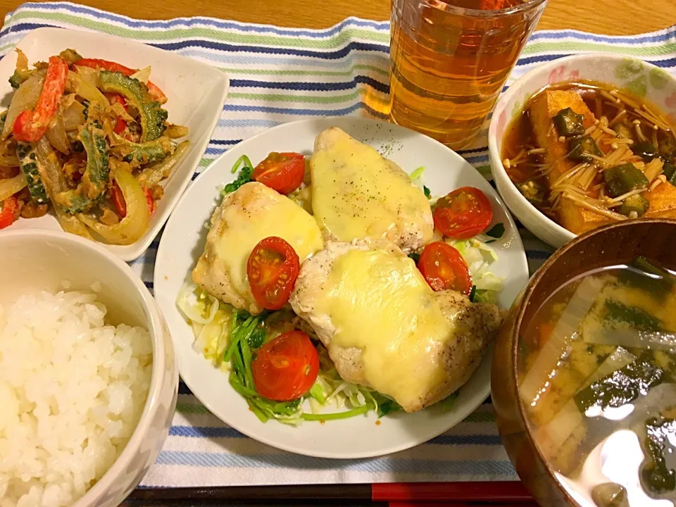 ＊鶏胸肉のチーズ焼き
＊ゴーヤとパプリカのツナマヨ炒め
＊厚揚げ〜オクラとエノキのポン酢餡
＊大根と人参とワカメの味噌汁|モケモケさん