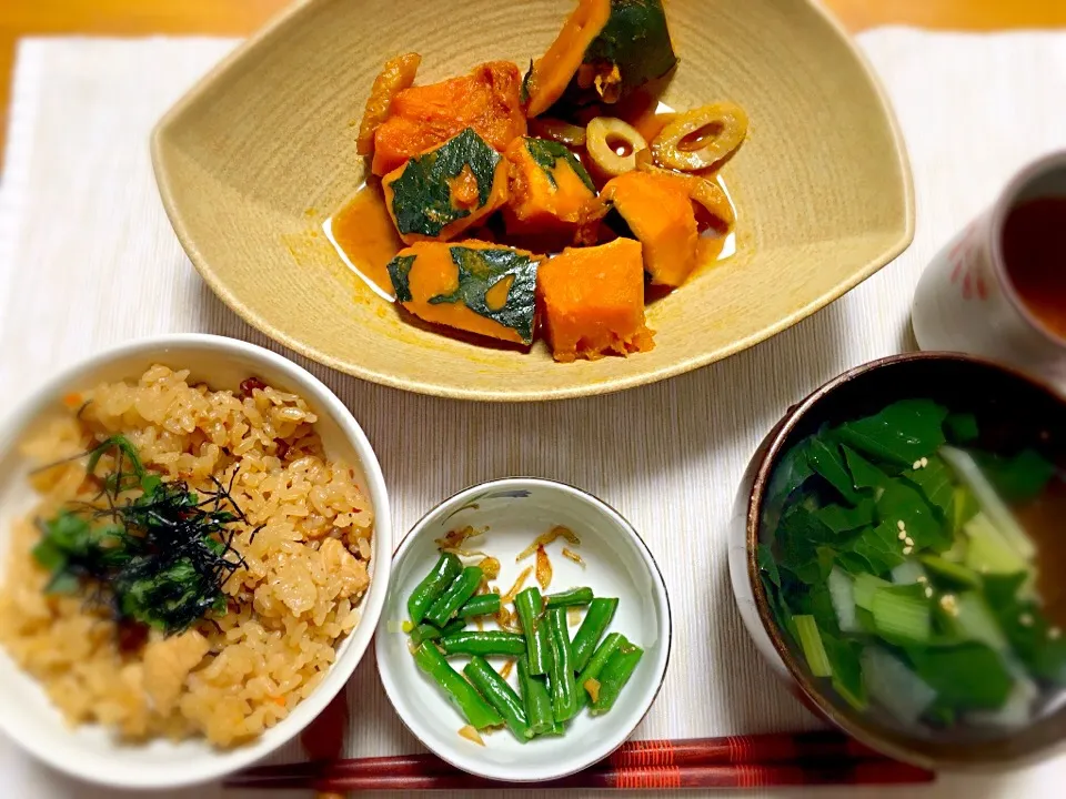 晩御飯:鶏肉の炊き込みご飯。かぼちゃの煮物。いんげんとじゃこの和え物。小松菜と大根のすまし汁。|hanaさん