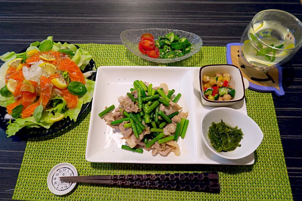 今夜のおうちごはん。ニンニクの芽豚肉炒め、サーモンのカルパッチョ、オクラとトマトサラダ、手作り塩麹豆と彩り野菜和え、めかぶです。|かれんさん