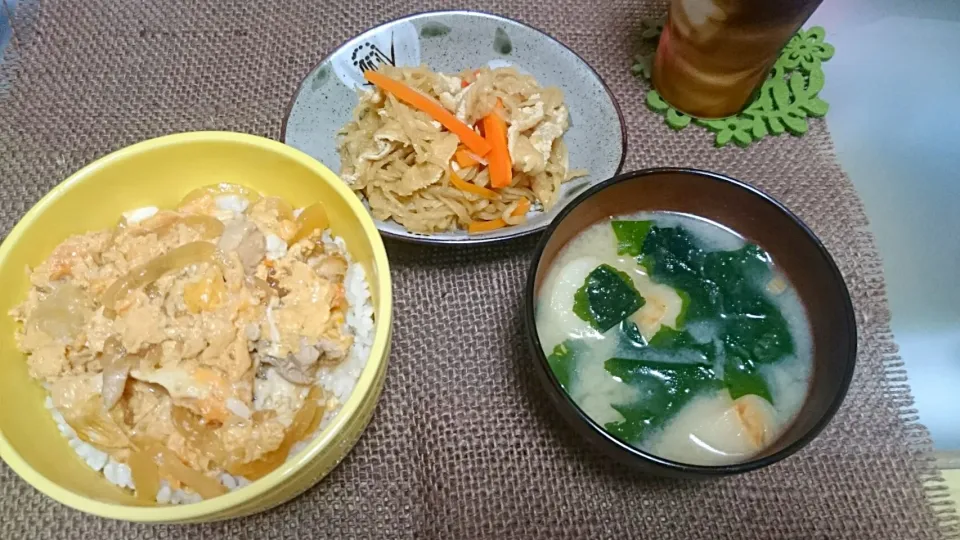 親子丼、切り干し大根の煮物、みそしる|おむすびさん