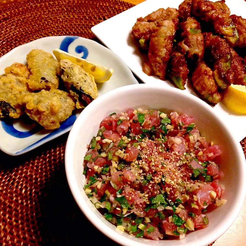 Snapdishの料理写真:まぐろのたたき丼&アボカドの肉巻き&鯵の大葉はさみ揚げ|chacoさん