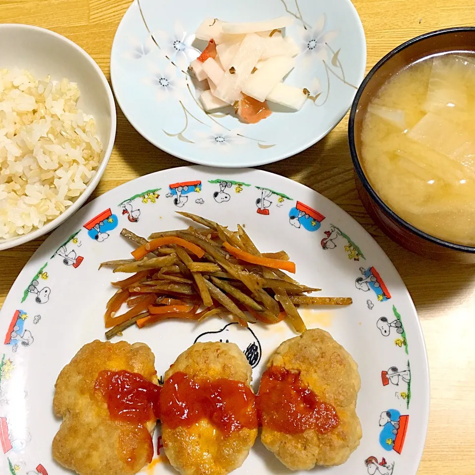 ご飯
大根の酢漬け
大根のみそ汁
きんぴら
高野豆腐ハンバーグ|あきえさん