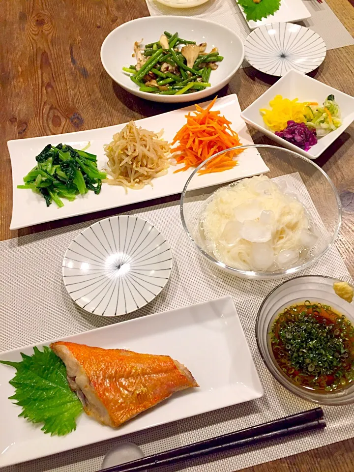 今日の晩御飯✨金目鯛の塩焼き🐟三食ナムル🌿ニンニクの芽と舞茸の炒め物、お漬物、お素麺🍃|まみりんごさん