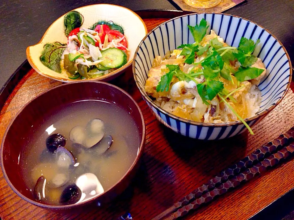 親子丼，カニカマの酢の物，しじみ汁|ryotaママさん