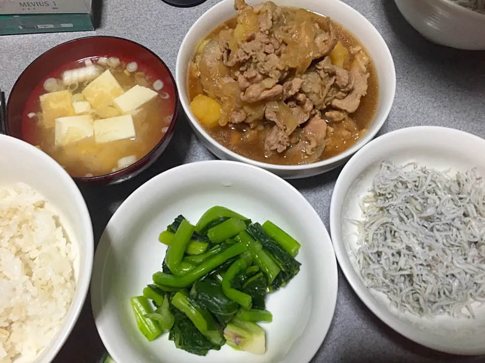 Snapdishの料理写真:魚(小さい魚)、麦飯、玉ねぎたっぷり肉じゃが、野沢菜、豆腐ネギ味噌汁|ms903さん