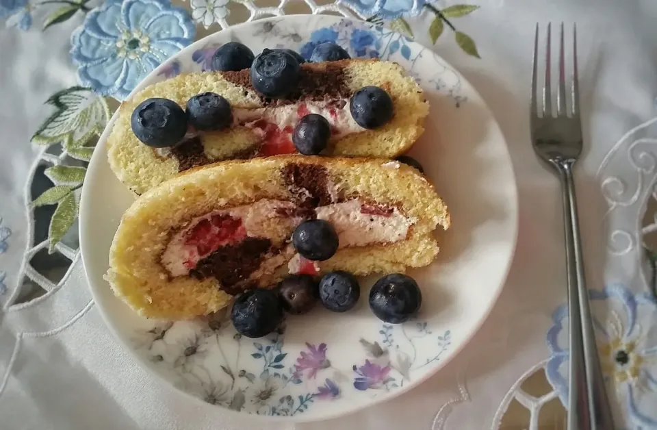 Home made Swiss Roll in 🐮 cow pattern look filled with cream and fruits 🍓
❤❤❤❤❤❤❤❤❤❤❤❤❤❤❤❤❤

Biscuit-Roulade im Kuhmuster look mit Rahm-Himbeer-Erdbeer-Füllung |Najeskaさん