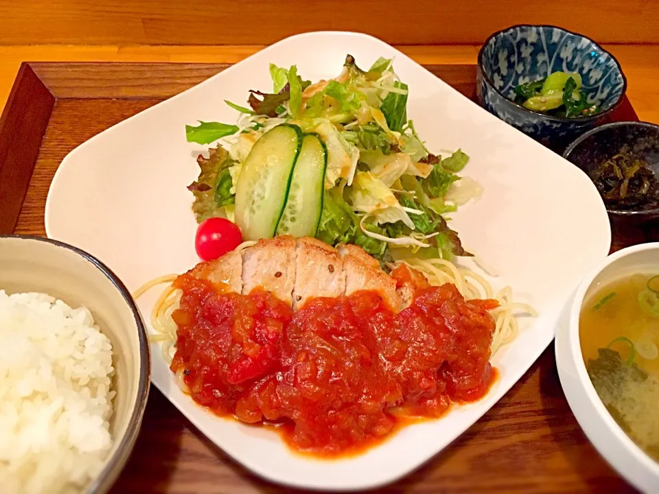 Cafe TORIGOYA 今週のランチ
蒸し暑さをふっとばせ‼︎さっぱりトマトソースのポークソテー|パパパパパさん