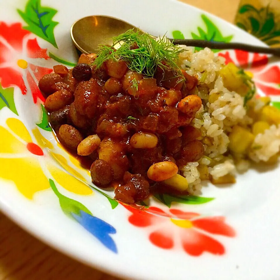 Snapdishの料理写真:Beans in Spicy Tomato Sauce／スパイシーな豆の煮込み、人参バターライス|angiee♡さん