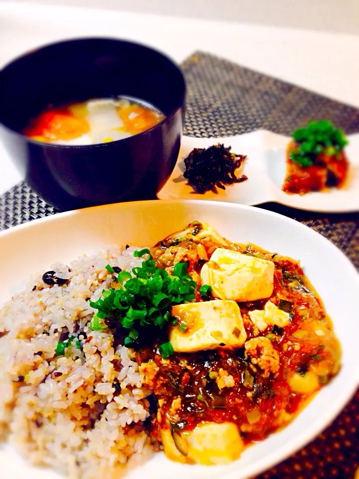 今日の晩御飯/春雨入り麻婆豆腐丼(ご飯は白米30%こんにゃく40%キヌア20%穀米10%)＆白菜の浅漬けとトマトと豚肉のさっぱり梅干しのスープ＆キクラゲと子持ち昆布と山椒の佃煮・サンマの蒲焼|BabyRIKAさん