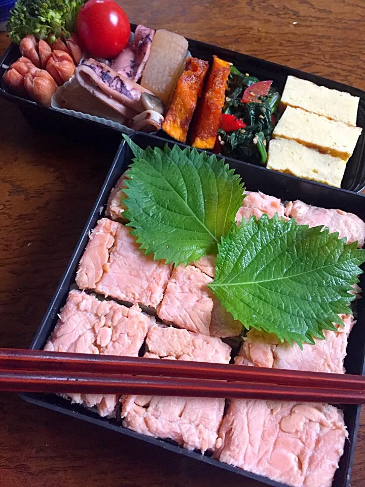 行ってらっしゃい！
北海道の旬。
時鮭の押し寿司弁当|tokotokoさん