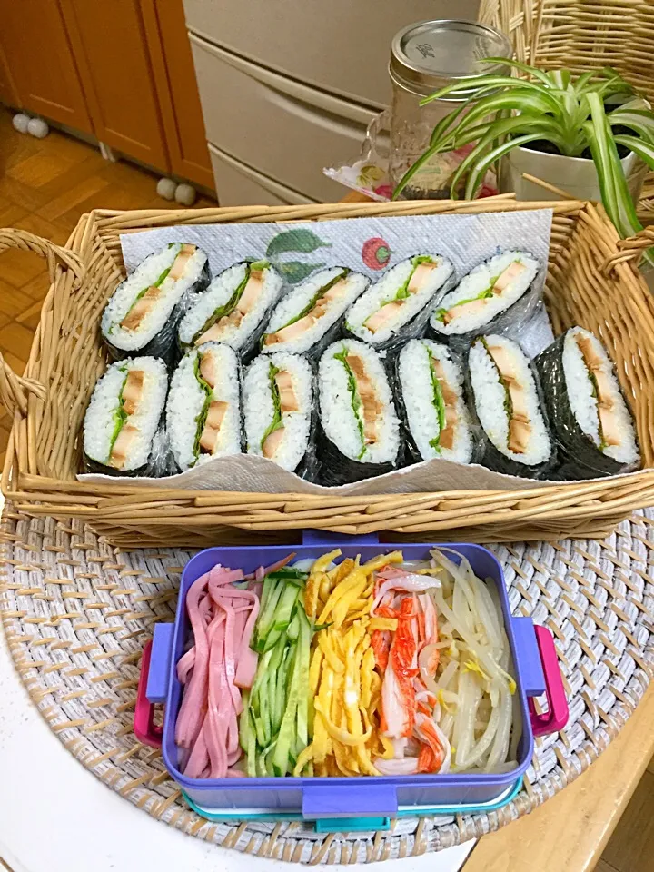 Snapdishの料理写真:朝ごはんに鶏の照り焼きおにぎらず

お弁当は冷やしうどん(*^_^*)|simoneさん