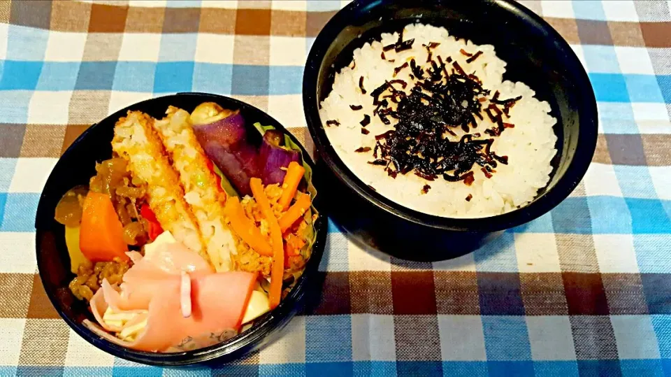 お弁当。肉じゃがとオニオンフライとなす甘酢煮とにんじんきんぴらとハムチーズ。|エリカさん