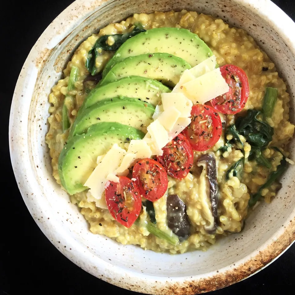 Tumeric steel cut oats with spinach, mushrooms, avocado, cherry tomatoes and cheese|coxiella24さん