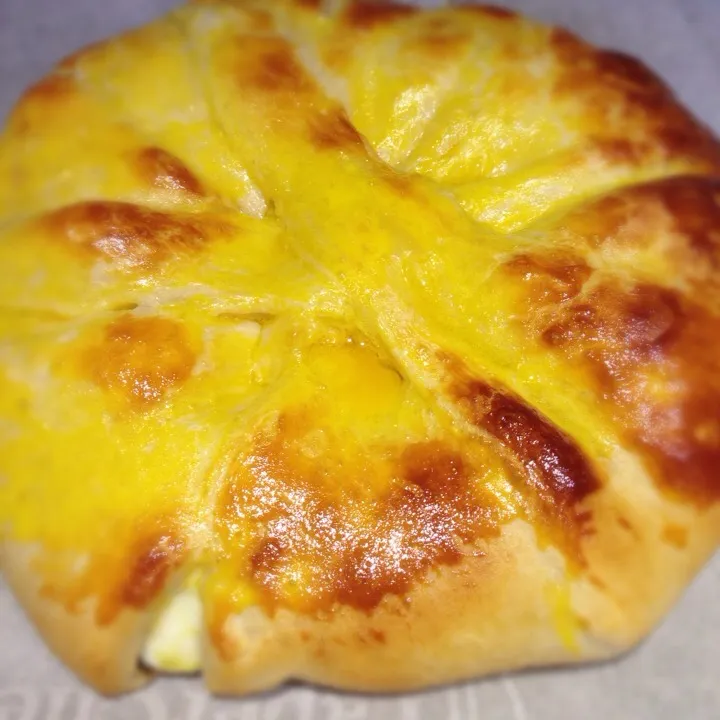 Snapdishの料理写真:Cheesy Salami croissant!|Allissa Zhaoさん